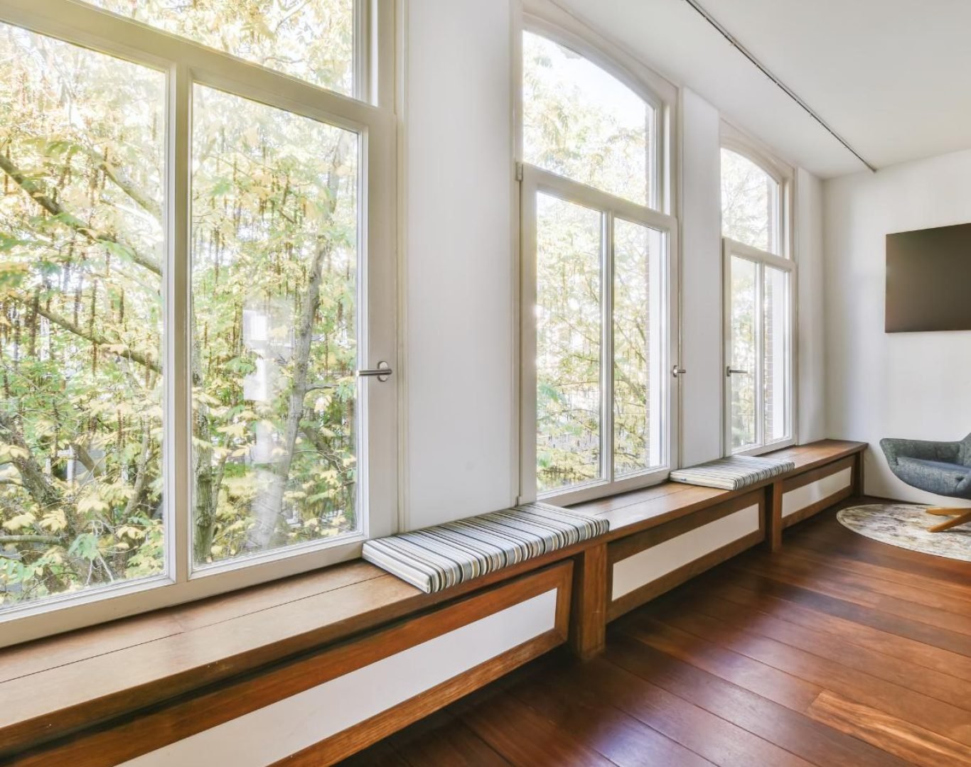 Professional window repair in Charleston, SC for damaged glass, faulty seals, and worn frames